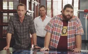 Nach einer Analyse steht fest, dass alle Schüsse, die am Tatort abgegeben wurden, aus einer Waffe stammen. Hat wirklich ein Einzeltäter eine ganze Mafia-Bande ausgeschaltet? Jerry rekonstruiert für McGarrett und den MI6 Kollegen Harry Langford die Schritte des Killers ... Nach einer Analyse steht fest, dass alle Schüsse, die am Tatort abgegeben wurden, aus einer Waffe stammen. Hat wirklich ein Einzeltäter eine ganze Mafia-Bande ausgeschaltet? Jerry rekonstruiert für McGarrett und den MI6 Kollegen Harry Langford die Schritte des Killers ...
