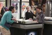 Als Raj (Kunal Nayyar, l.) und Howard (Simon Helberg, r.) im Comicbuchladen die h&uuml;bsche Claire (Alessandra Torresani, M.) kennenlernen, l&auml;sst das Raj seine Beziehung zu Emily hinterfragen ...