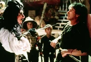 Captain Hook (Dustin Hoffman, l.), Peter Pan (Robin Williams, r.)