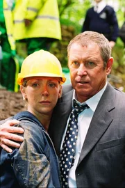 Barnaby (r.: John Nettles) versucht, seine Tochter Cully (Laura Howard) zu beruhigen. Joyce, seine Frau, ist im eingest&uuml;rzten Tunnel gefangen.