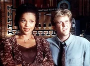 Amanda (Victoria Rowell, l.) und Jesse (Charlie Schlatter, r.) sind im B&uuml;ro vom Dr. Harding, Chefarzt des St. Victor's Hospitals.
