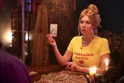 Ivy (Palina Rojinski) traut ihren Ohren kaum, doch das Orakel ist sich sicher: Sie hat ihre große Liebe bereits kennengelernt. Ivy (Palina Rojinski) traut ihren Ohren kaum, doch das Orakel ist sich sicher: Sie hat ihre große Liebe bereits kennengelernt.