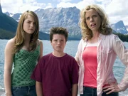 "Die Chaoscamper", Eigentlich hat Bob Munro seiner Familie einen Urlaub auf Hawaii versprochen. Um heimlich beruflichen Pflichten nachzugehen, &auml;ndert er die Pl&auml;ne. Und so geht es per Wohnmobil Richtung Rocky Mountains. Die Begeisterung von Ehefrau Jamie, T&ouml;chterchen Cassie und Sohnemann Carl h&auml;lt sich in Grenzen. Die erhoffte Erholung weicht absolutem Chaos, denn alles, was schiefgehen kann, geht auch schief. Die Munros lassen einfach keine Panne und Katastrophe aus.Im Bild (v.li.): Joanna Levesque (Cassie Munro), Josh Hutcherson (Carl Munro), Cheryl Hines (Jamie Munro).  SENDUNG: ORF eins - DO - 15.08.2019 - 13:20 UHR. - Veroeffentlichung fuer Pressezwecke honorarfrei ausschliesslich im Zusammenhang mit oben genannter Sendung oder Veranstaltung des ORF bei Urhebernennung.