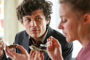 Manuel Rubey (Gruber), Bernadette Heerwagen (Sarah).