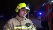 Timo Kuschel ist nicht nur als Sanit&auml;ter, sondern auch als Brandbek&auml;mpfer im Einsatz. Diesmal sind ein Hinterhof und das angrenzende Wohnhaus bedroht.