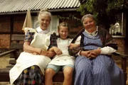 Emma (Zoe Charlotte Mannhardt) sitzt zwischen den Freundinnen ihrer Oma: Henriette (Heidi Mahler, li.) und Martha (Heidi Kabel, re.). Hier auf dem Land f&uuml;hlt Emma sich wohl.