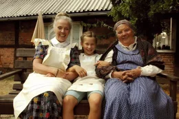 Emma (Zoe Charlotte Mannhardt) sitzt zwischen den Freundinnen ihrer Oma: Henriette (Heidi Mahler, li.) und Martha (Heidi Kabel, re.). Hier auf dem Land f&uuml;hlt Emma sich wohl.