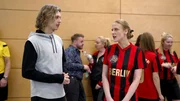 Vor dem Testspiel ist Ella hin- und hergerissen: Frust wegen Benni lähmt sie. Erst als ihre Wut erneut aufflammt, wächst sie über sich hinaus. Doch statt den Verein im Blick zu haben, richtet Ella ihren Fokus rachsüchtig auf Benni. Vor dem Testspiel ist Ella hin- und hergerissen: Frust wegen Benni lähmt sie. Erst als ihre Wut erneut aufflammt, wächst sie über sich hinaus. Doch statt den Verein im Blick zu haben, richtet Ella ihren Fokus rachsüchtig auf Benni.