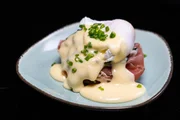 Die beiden Sternek&ouml;che Bj&ouml;rn Freitag und Alexander Herrmann bereiten Eggs Benedict bzw. "Eggs Bj&ouml;rn" bei "Einfach & k&ouml;stlich" zu.