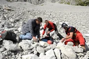 Eine junge Familie wurde von einer Ger&ouml;lllawine erfasst: Martin (Hans Sigl, l.) und sein Bruder Hans (Heiko Ruprecht, m.) k&auml;mpfen um ihr Leben.