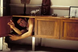 Johnny English (Rowan Atkinson) ist britischer Agent. Zwar ist er nicht der j&uuml;ngste und ganz sicher auch nicht der hellste Geheimdienstler im Service Ihrer Majest&auml;t, aber seine kleinen Schw&auml;chen macht er durch extremen Enthusiasmus wett ...