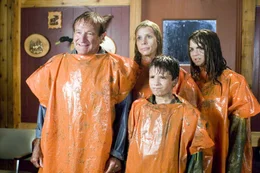 Im Bild (v.li.): Robin Williams (Bob Munro), Cheryl Hines (Jamie Munro), Josh Hutcherson (Carl Munro), Joanna Levesque (Cassie Munro).