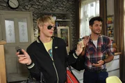 Sind sich nicht sicher, ob ein Einzug in die WG eine gute Idee ist. Maik (Sebastian K&ouml;nig, r.) und Virgin (Chris Gebert, l.) ...