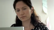 Julia Steinberger an ihrem Arbeitsplatz an der Universit&auml;t Lausanne.