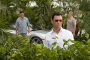 V.l.: Sam Axe (Bruce Campbell), Michael Westen (Jeffrey Donovan) und Jesse Porter (Coby Bell) sollen für die CIA einen Waffeningenieur überprüfen. Doch die drei merken schnell, dass mit dem gar nicht zu spaßen ist. V.l.: Sam Axe (Bruce Campbell), Michael Westen (Jeffrey Donovan) und Jesse Porter (Coby Bell) sollen für die CIA einen Waffeningenieur überprüfen. Doch die drei merken schnell, dass mit dem gar nicht zu spaßen ist.