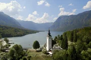 Der Bergsee Bohinj wird von einem Wasserfall gespeist. Das ist nicht un&uuml;blich f&uuml;r die Julischen Alpen: Zahlreiche Wasserf&auml;lle und Gebirgsfl&uuml;sse durchziehen die naturbelassene Gegend und bringen eine Vielzahl malerischer Seen hervor.