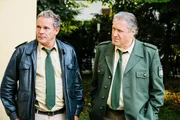 Hubert (Christian Tramitz, l.) und Girwidz (Michael Brandner, r.) sammeln die ersten Eindr&uuml;cke vom Tatort.