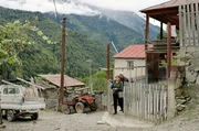 Kleinbauern im Gebirgsdorf Kveda Luha. Sie leiden unter der zunehmenden D&uuml;rre und Hitze, denn Bew&auml;sserungssysteme gibt es in der abgelegenen Region nicht.