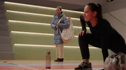 Charlotte "Charlie" (Shaolyn Fernandez, r.) ahnt in ihrer Vorfreude nichts von der Intrige gegen sie. Links Joana (Josephine Martz). Charlotte "Charlie" (Shaolyn Fernandez, r.) ahnt in ihrer Vorfreude nichts von der Intrige gegen sie. Links Joana (Josephine Martz).