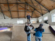 Johannes mit Kamerateam Michael Reithmeier und Thomas Heckner in der Skatehalle. Johannes mit Kamerateam Michael Reithmeier und Thomas Heckner in der Skatehalle.