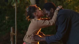 Binti (Bebel Tshiani Baloji) lebt mit ihrem Vater (Baloji) illegal in Belgien.