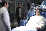 Dr. Taub (Peter Jacobson, li.) und Dr. House (Hugh Laurie, hi.li.) stoppen die Hirnbiopsie bei ihrem Patienten Bobby Hatcher (Greg Finley, re.).
