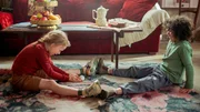 Sa&iuml;d und Anna geben dem Hamster Freilauf.