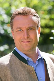 Robert Wiesner (Tobias Maehler).