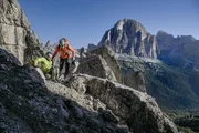 Ivo Rabanser (Bergf&uuml;hrer, r.) und Angelino Zeller (Paraclimbing-Weltmeister) in den Dolomiten bei der Besteigung des Cinqe Torri.