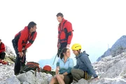 Die junge Liebe von Anna (Stefanie Poljakoff, 2.v.r.) und Basti (Henning Nöhren, r.) lässt Martin (Hans Sigl, l.) und Hans (Heiko Ruprecht, 2.v.l.) schmunzeln. Foto: ORF/ZDF/Thoma Die junge Liebe von Anna (Stefanie Poljakoff, 2.v.r.) und Basti (Henning Nöhren, r.) lässt Martin (Hans Sigl, l.) und Hans (Heiko Ruprecht, 2.v.l.) schmunzeln. Foto: ORF/ZDF/Thoma