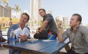 Zwei Fliegen mit einer Klappe: Danny (Scott Caan, r.), Steve (Alex O'Loughlin, M.) und MI6 Kollege Harry Langford (Chris Vance, l.) nehmen einen kleinen Mittagssnack bei Kamekona zu sich und hoffen, w&auml;hrenddessen von ihrem loyalen Informanten einen Tipp zu bekommen, wer hinter den Morden an der Okada-Bande stecken k&ouml;nnte ...