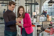 Cameron (Andrew Rannells), Jules Ostin (Anne Hathaway).
