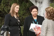 Caroline Julian (Patricia Belcher, l.); Temperance Brennan (Emily Deschanel, r.)