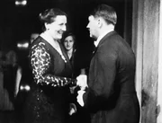 Adolf Hitler (1889-1945) wird in Bayreuth von seiner engen Freundin Winifred Wagner begrüßt. (1934); Adolf Hitler, Winifred Wagner Adolf Hitler (1889-1945) wird in Bayreuth von seiner engen Freundin Winifred Wagner begrüßt. (1934); Adolf Hitler, Winifred Wagner