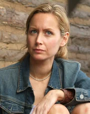 Sandra (Megan Dodds) ist sich bewusst, dass die Verfolger keine Skrupel haben, wenn es um Menschenleben geht.