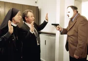 Schwester Lotte (Jutta Speidel, l.) und B&uuml;rgermeister W&ouml;ller (Fritz Wepper, M.) werden von einem Bankr&auml;uber (Gerhard Garbers, r.) mit der Waffe bedroht.