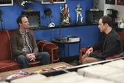 Stuart (Kevin Sussman, l.) und Sheldon (Jim Parsons, r.)