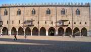 Palazzo Ducale , Fassade zur Piazzo Sordello.