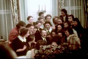 Adolf Hitler im Kreis von österreichischen Schülerinnen, ca. 1939 Adolf Hitler im Kreis von österreichischen Schülerinnen, ca. 1939