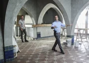 In Chinatown versucht Danny (Scott Caan, l.) alles, um seinen Kollegen Steve (Alex O'Loughlin, r.) davon zu &uuml;berzeugen, mit ihm gemeinsam ein Restaurant zu er&ouml;ffnen - vor seinem Ruhestand. Denn Danny ist Feuer und Flamme f&uuml;r diese Idee - doch kann er Steve auch daf&uuml;r begeistern?