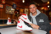 Jermaine Jenas h&auml;lt die teuersten Sneakers der Welt &bdquo;Nike Air Ships&ldquo; in seinen H&auml;nden.