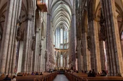 Der Innenraum des K&ouml;lner Dom - dem &uuml;ber 43 Meter hohen Mittelschiff.
