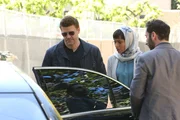 Im Iran angekommen, treffen sich Booth (David Boreanaz, l.) und Cam (Tamara Taylor) mit ihrem Kontakt, um den entf&uuml;hrten Arastoo aufzusp&uuml;ren.