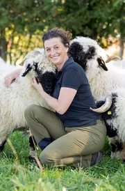 Die Gastgeberin Gisela Elfinger und Ehemann Hans haben im oberbayerischen Reichling einen alten Hof gekauft, renoviert und z&uuml;chten Walliser Schwarznasenschafe.
