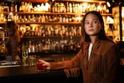 Leonie (28) muss nach der K&uuml;ndigung ihre Ausgaben im Blick haben.