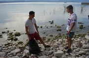 Ole (l.) und Nils (r.) befreien den Strand des Gardasees vom M&uuml;ll.