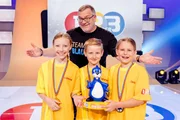 Das gelbe Rateteam aus Imst/&Ouml;sterreich hat allen Grund zur Freude: Es pr&auml;sentiert siegreich den Piet-Flosse-Pokal!