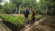 Anna und André sind in der Mangrovenbaumschule. Sie wollen eine kleine Mangrove pflanzen. Anna und André sind in der Mangrovenbaumschule. Sie wollen eine kleine Mangrove pflanzen.