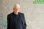 Sein Vorbild ist die Fledermaus: hellh&ouml;rig sein und neugierig. Mit diesem Forscherdrang ausgestattet wurde Alexander Kluge hierzulande zum bedeutendsten intellektuellen &bdquo;Medienarbeiter&ldquo;, &bdquo;Schamane des freien Denkens&ldquo; hat man ihn genannt. Der Film bl&auml;ttert an ausgew&auml;hlten Beispielen die vielen Facetten des K&uuml;nstlers und Intellektuellen Alexander Kluge auf. Alexander Kluge