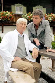 Martin (Hans Sigl, re.) und Roman (Siegfried Rauch) k&ouml;nnen sich nicht &uuml;ber den Verbleib ihrer anstrengenden Sprechstundenhilfe Nicole einigen.